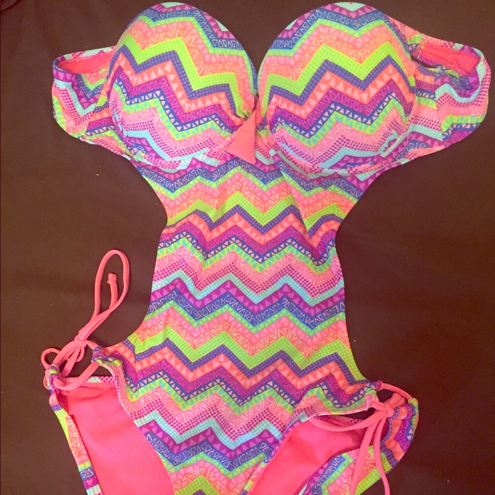 Vibrant monokini